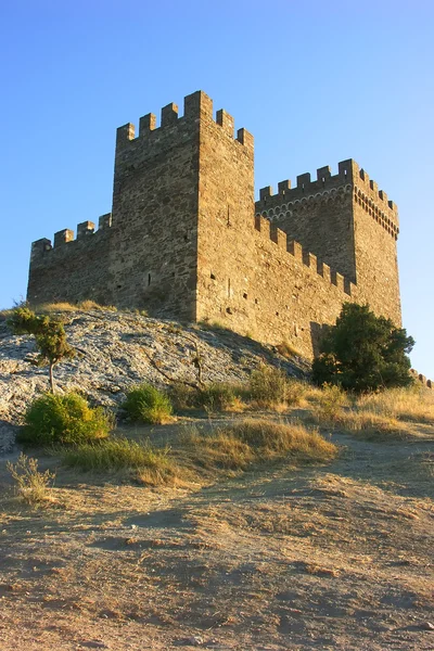 Antik taş kale tepe üzerinde