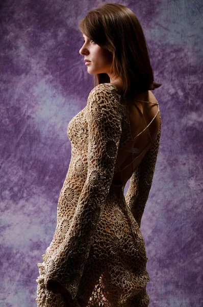 Een meisje in een jurk met kort haar — Stockfoto