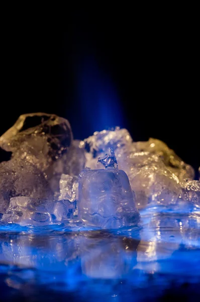 Cubos de gelo e fogo azul — Fotografia de Stock