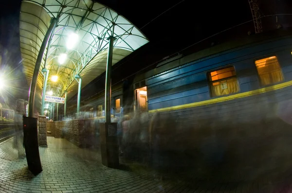 Straßenbahnstation bei Nacht — Stockfoto