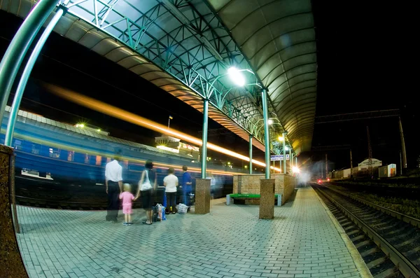 Stazione ferroviaria stradale di notte — Foto Stock