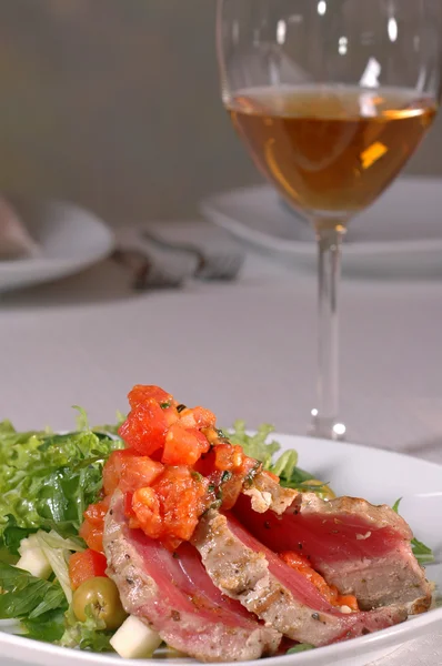 Salmão, salada e vinho branco — Fotografia de Stock
