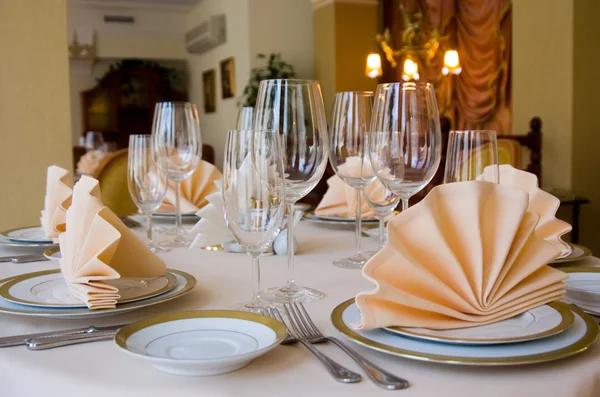 Table setting with plate and a napkin — Stock Photo, Image