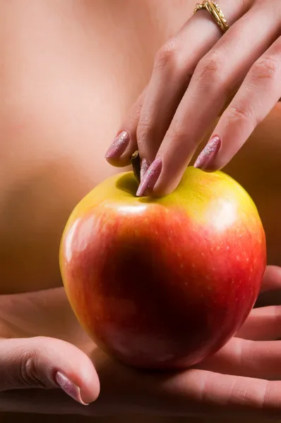 Junge Frau hält Apfel in der Hand — Stockfoto