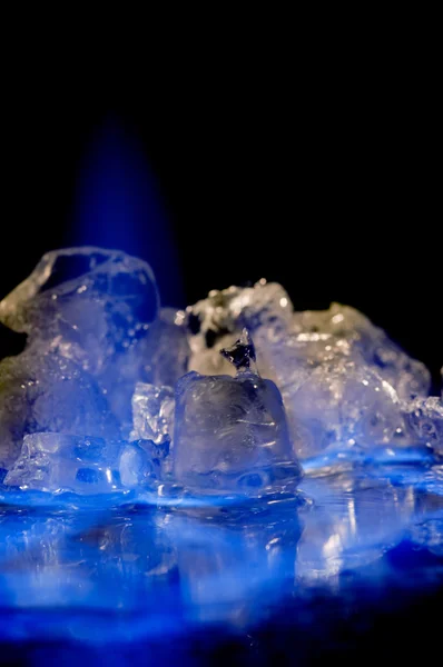 Cubos de gelo e fogo azul — Fotografia de Stock