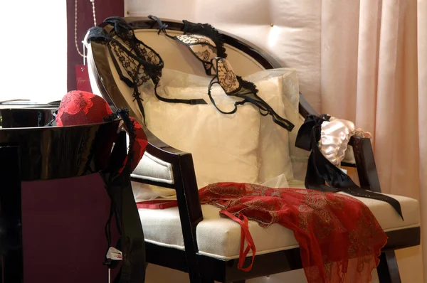 Roupa interior feminina em uma cadeira — Fotografia de Stock