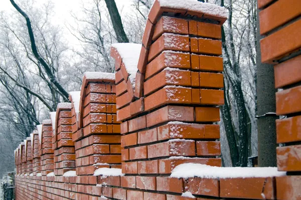Kışın tuğla duvar — Stok fotoğraf
