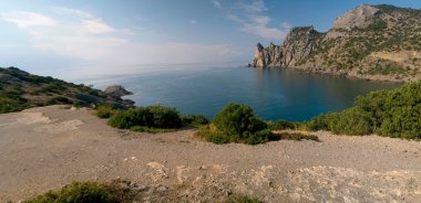 Deniz, gökyüzü ve kayalar