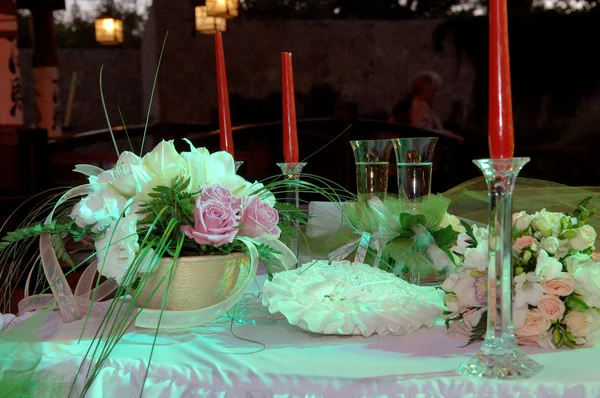 Bouquet e tavola apparecchiata al matrimonio — Foto Stock