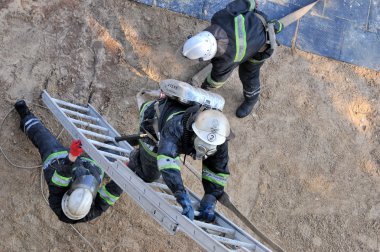 Gaz maskesi takan bir itfaiyeci.