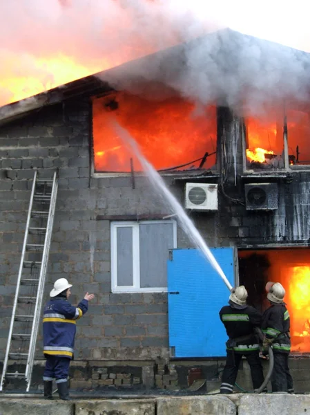 Bina yanıyor — Stok fotoğraf