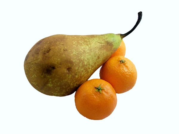 Pear dan tangerine pada latar belakang putih — Stok Foto