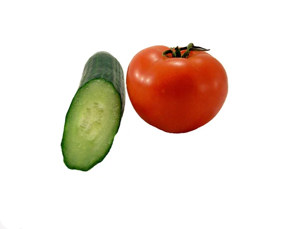 Tomate e pepino sobre fundo branco — Fotografia de Stock