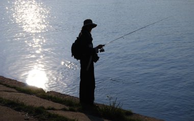 Fisher, nehir kıyısında güneş ışığı altında