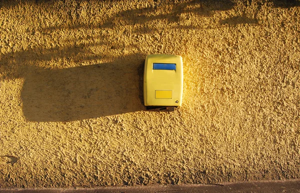 Yellow mailbox — Stock Photo, Image