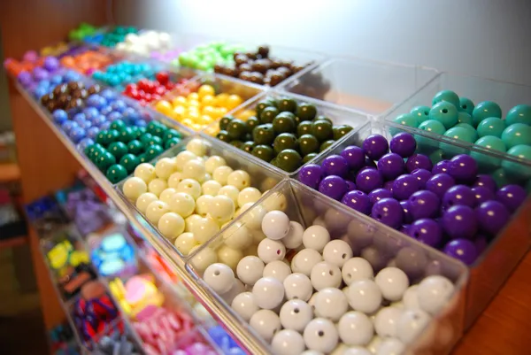 Mångfärgade pärlor i lådor till salu — Stockfoto
