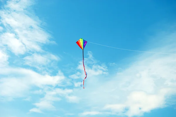 Многоцветный воздушный змей в небе — стоковое фото