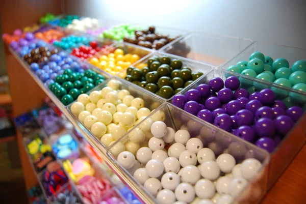 Perline multicolori in scatole in vendita Foto Stock Royalty Free