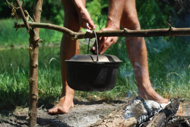 bir turist pot pişirme