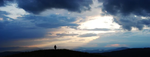 산맥을 가로질러 외로운 여행자 로열티 프리 스톡 사진