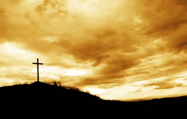 언덕 꼭대기에 있는 십자가 스톡 사진