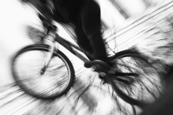 Motociclista em movimento — Fotografia de Stock