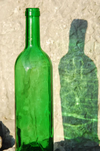 Botella verde y su reflejo —  Fotos de Stock
