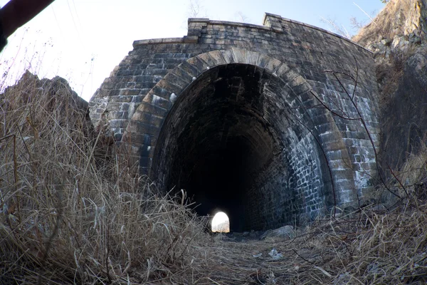 Verlaten van de tunnel op oude spoorweg — Stockfoto