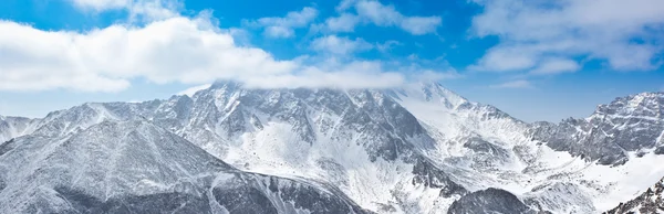 Pico Munku-Sardyk en las nubes — Foto de Stock