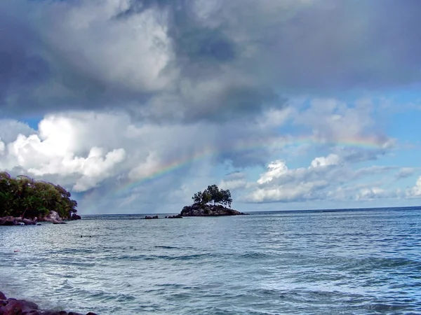Arco iris sobre isla — Foto de Stock
