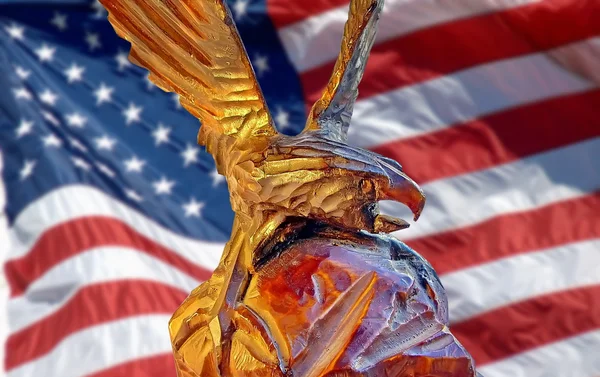 Aigle et drapeau américain — Photo