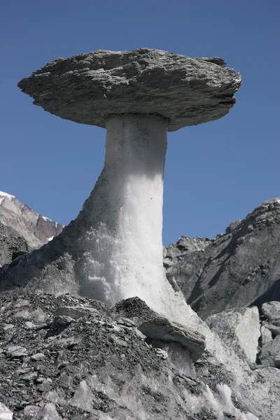 Камень на ледяной столб — стоковое фото