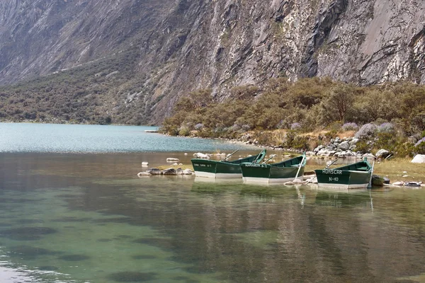 山の湖でボート — ストック写真