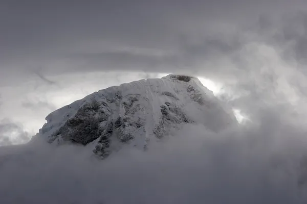Kötü hava şartlarında dağlar — Stok fotoğraf