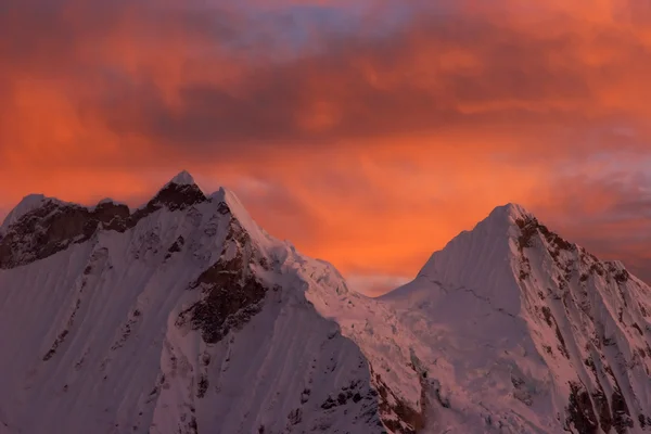 Wschód słońca nad górami — Zdjęcie stockowe