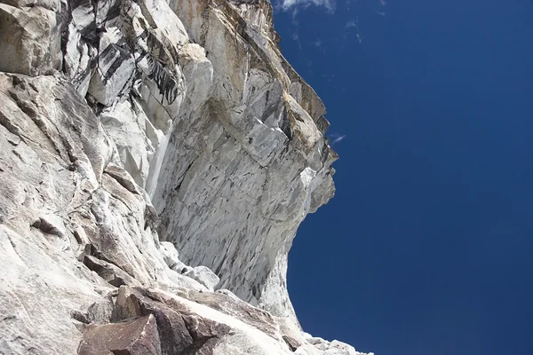 Overhanging cliff — Stock Photo, Image