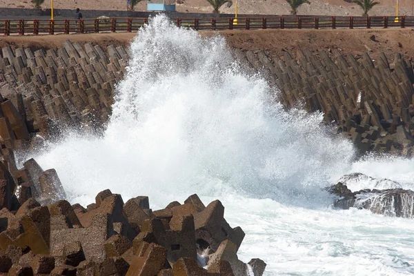 防波堤に砕ける波 — ストック写真
