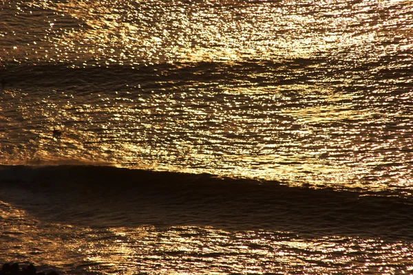 Золотые волны на закате — стоковое фото