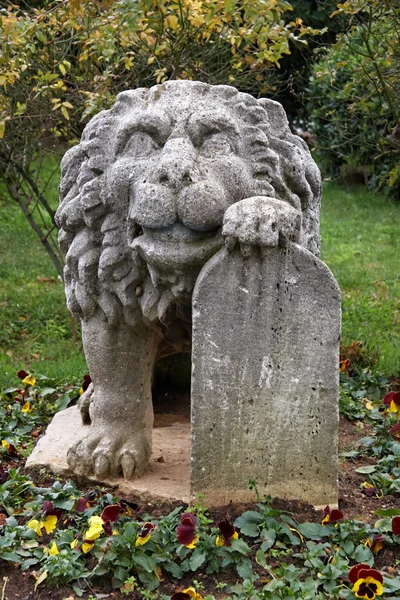 León de piedra en un parque central de Estambul, Turquía — Foto de Stock