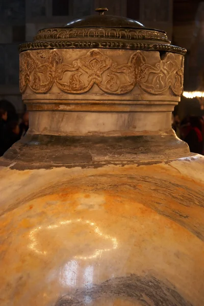 Vaso di marmo a Hagia Sophia, Istanbul, Turchia — Foto Stock