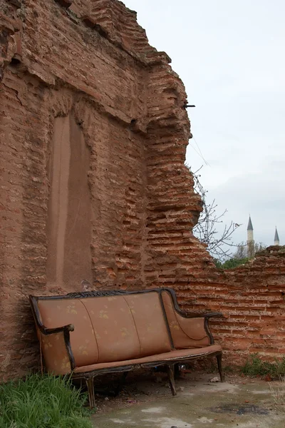 Wyrzucona kanapa na podwórku meczetu, Stambuł, Turcja — Zdjęcie stockowe