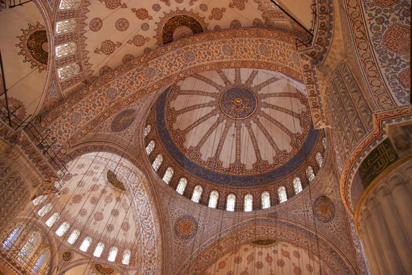 Łuki i kopuły Błękitnego Meczetu z islamskimi wzorami, Stambuł, Turcja — Zdjęcie stockowe