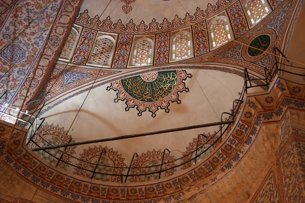Plafond de la Mosquée Bleue avec motifs islamiques, Istanbul, Turquie — Photo