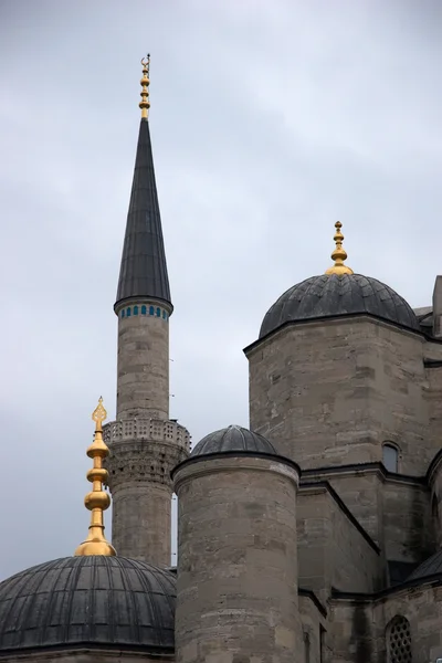 Minaret van de Blauwe Moskee in de winter, Istanbul, Turkije — Stockfoto