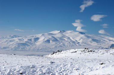 Türkiye 'nin Ararat Dağı yakınlarında karla kaplı kış dağı