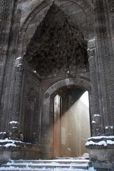 Lichtstraal van de moskee ingang, Erzurum, Turkije — Stockfoto