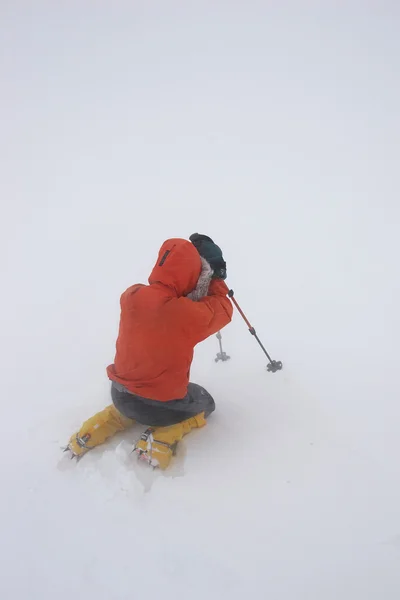 Vrouwelijke bergbeklimmer verloren in een winter sneeuwstorm — Stockfoto