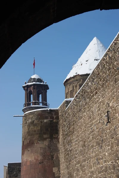 에르 주룸 시타델 성 벽과 탑, 터키, 눈으로 덮여 있다 — 스톡 사진