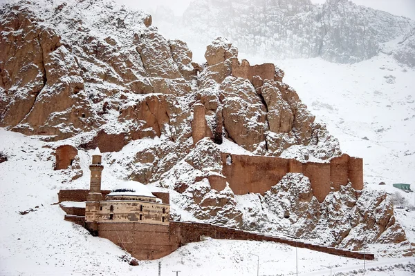 Oud kasteel bij Dogubayazit in de winter, Oost Turkije — Stockfoto