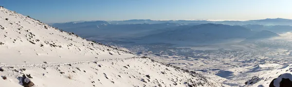 Panorama de invierno desde la pista del Monte Ararat, Turquía —  Fotos de Stock